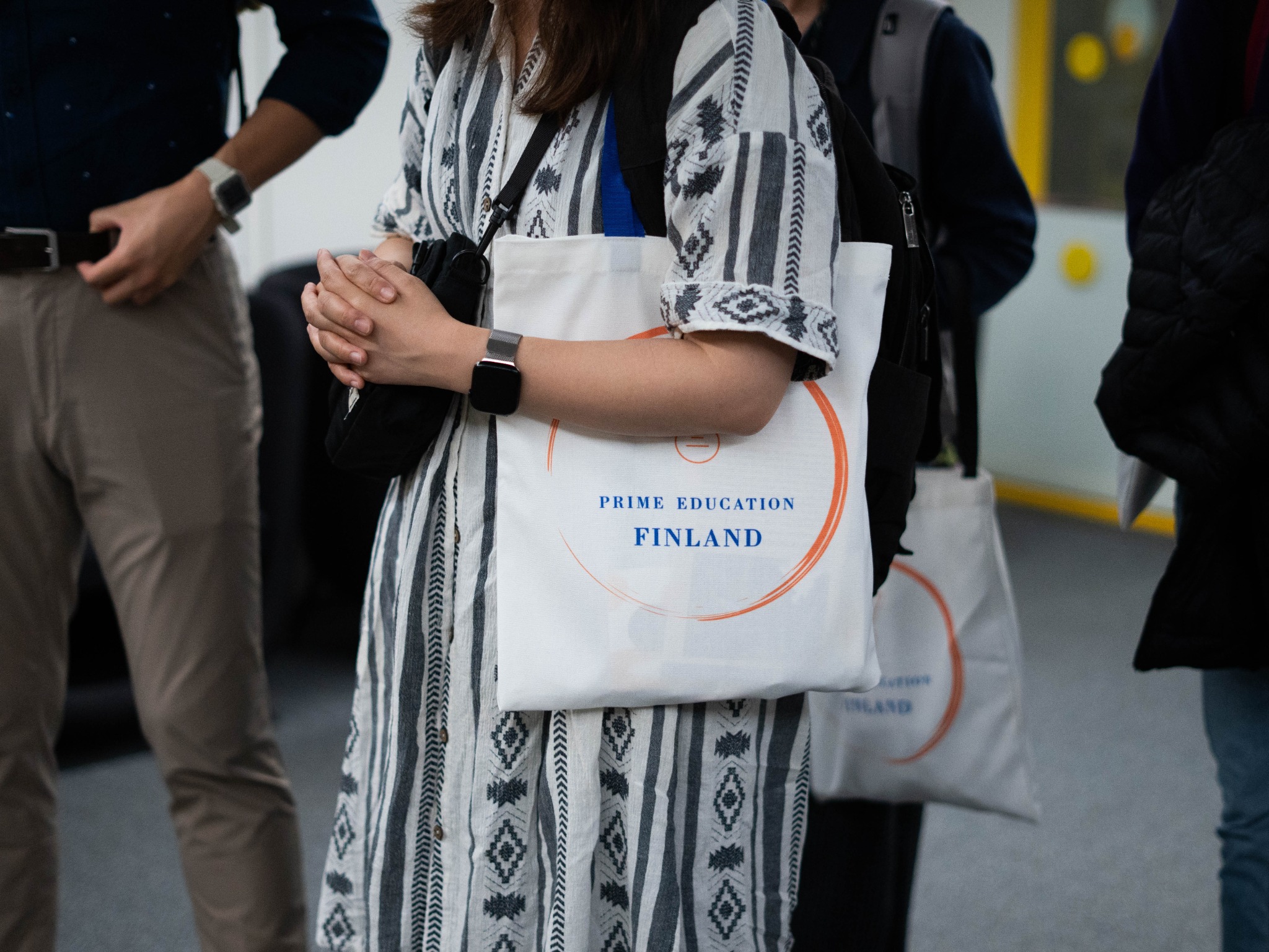 Participant carrying a Prime Education Finland tote bag
